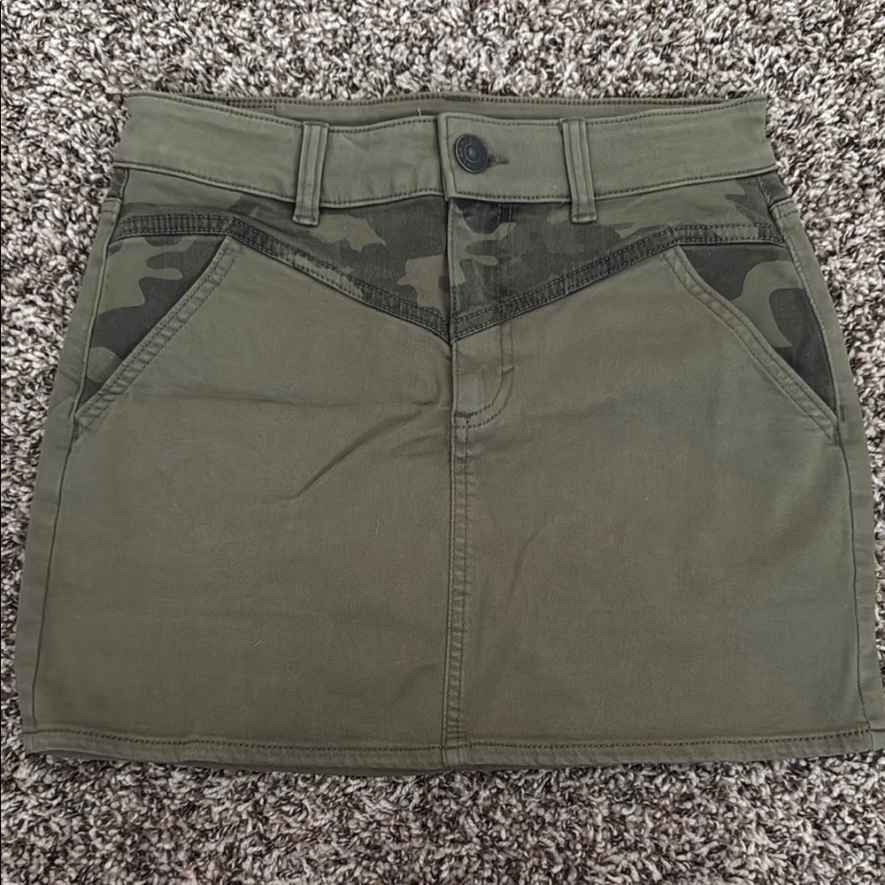 AMERICAN EAGLE: Olive Green Camouflage Women's Skirt size 4 Regular